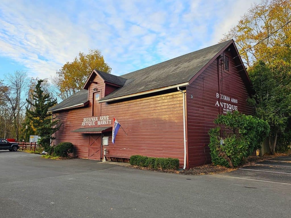 A red barn that says Beekman Arms Antiques.