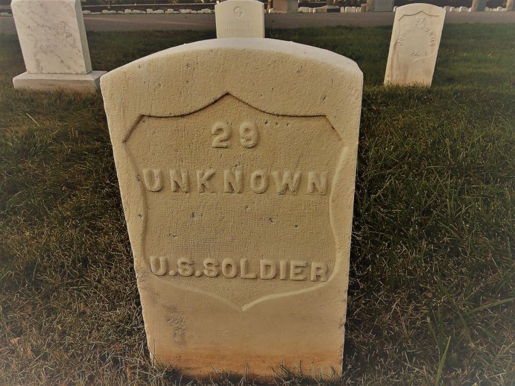 White gravestone that says "29 UKNOWN U.S. Soldier."