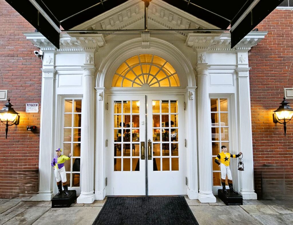 A white elegant doorway into the Gideon Putnam Hotel.